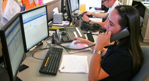 Service desk staff member helping a customer on the phone