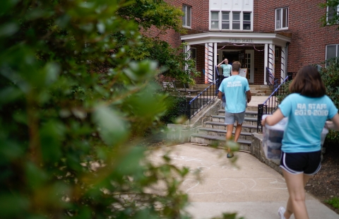 Photo of Resident Assistants helping first-year students move in